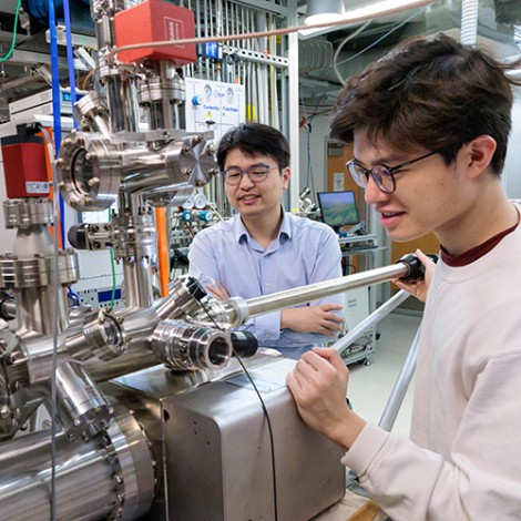 Asst. Prof. Shuolong Yang and graduate student Khanh Duy Nguyen